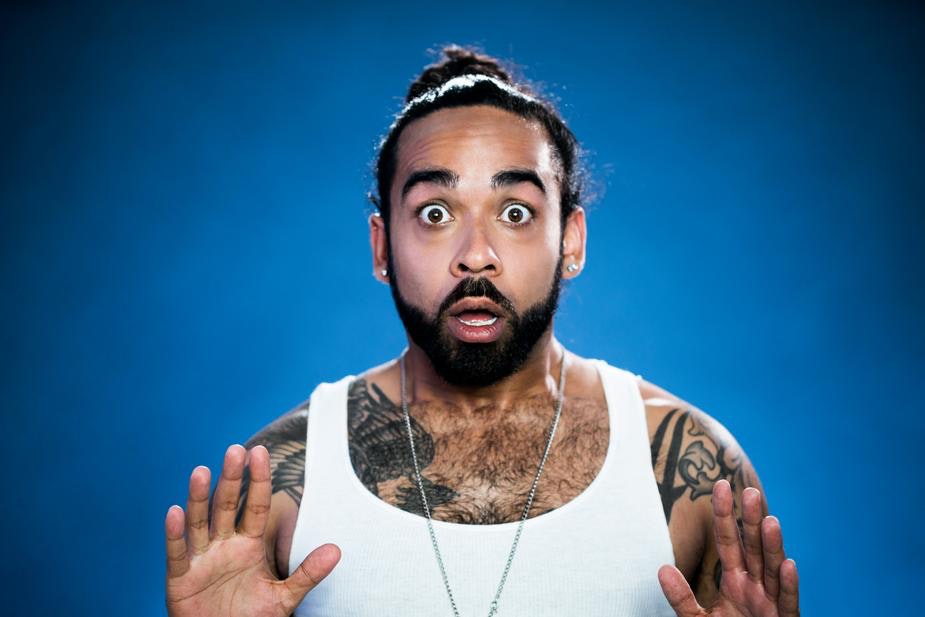 一个男人惊讶地举起双手