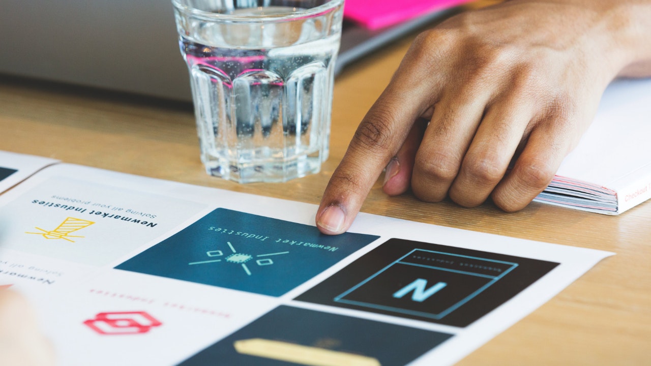 一个人指着标志的特写