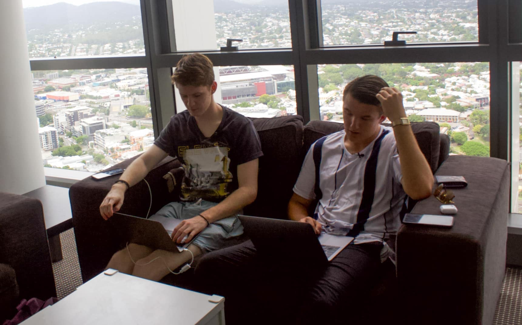 拉克伦和泰勒在他们的电脑前工作