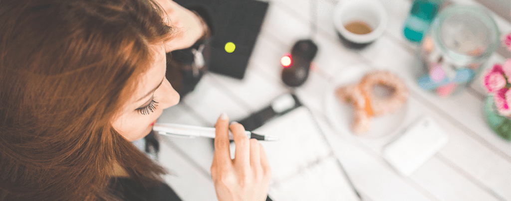 一位女士正在考虑电子商务自动化