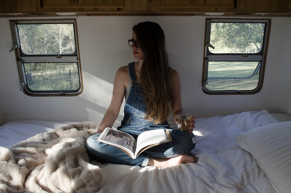 坐着看书的女士