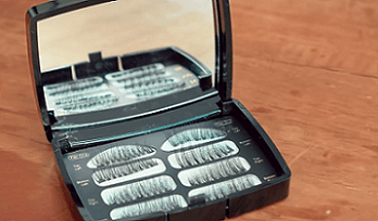 奥布里和曼迪推荐的第二个产品是磁性睫毛