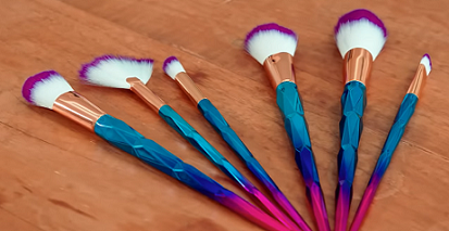 奥布里和曼迪推荐的第四个产品是化妆刷