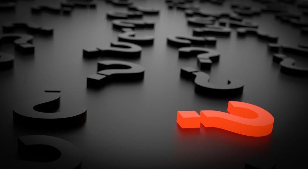 一个黑色的表面,上面散布着问号