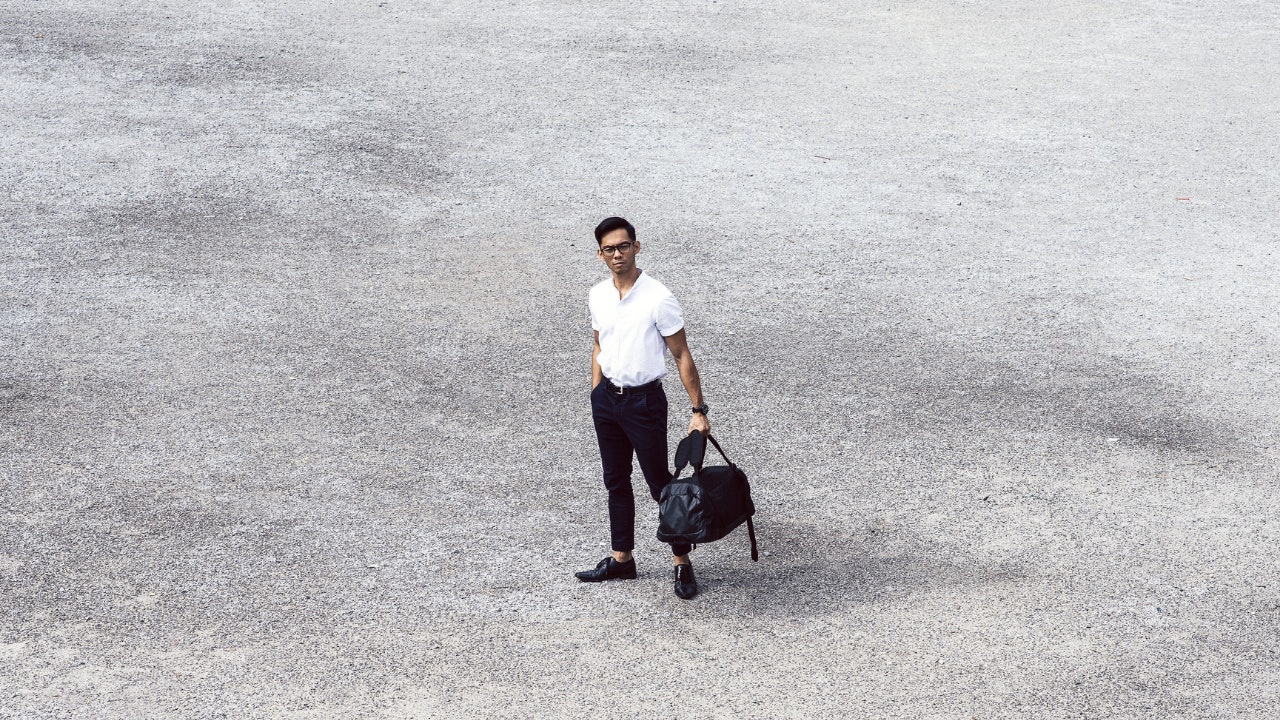 远处一个人拿着包的镜头