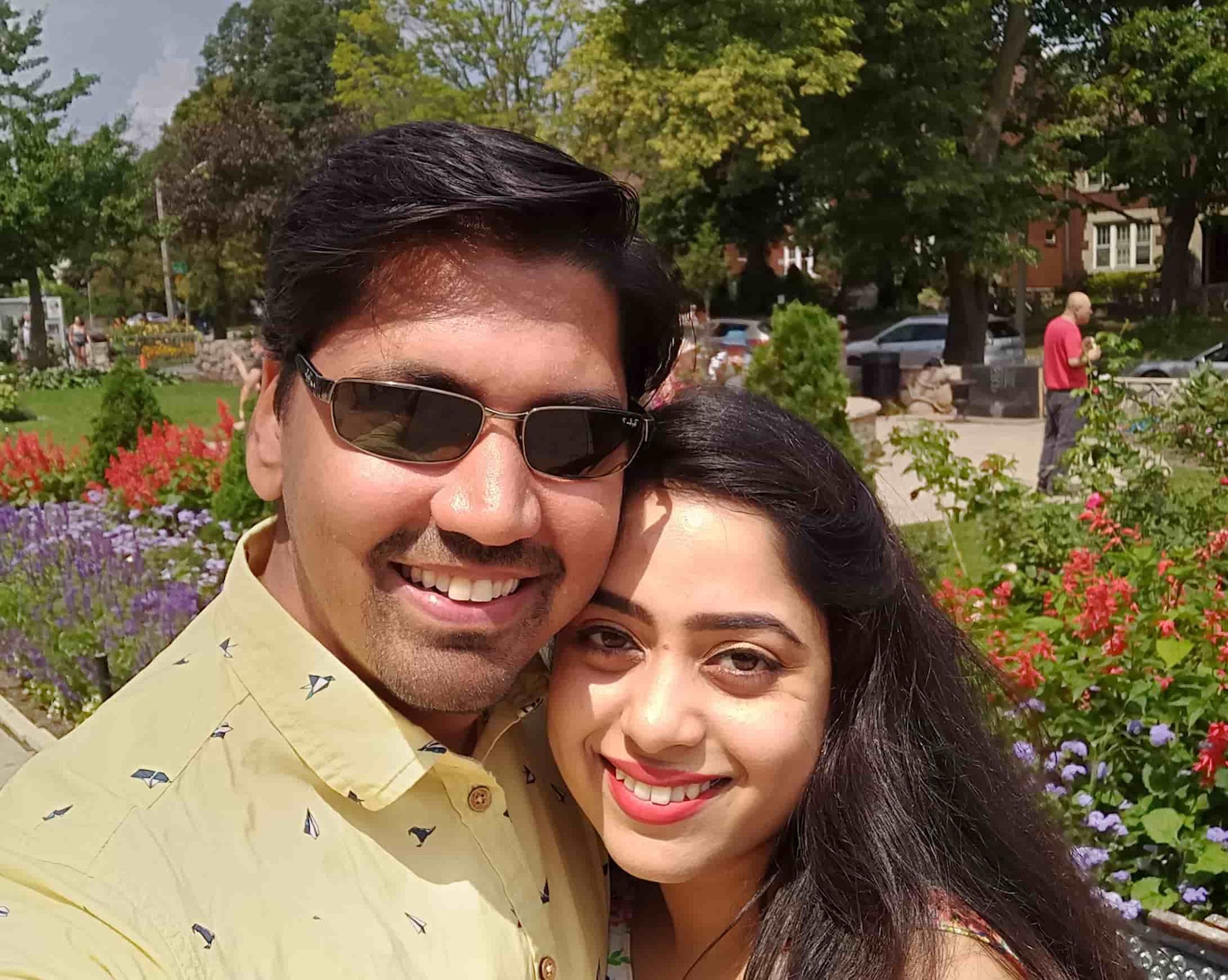 Shishir和Namrata在花园里