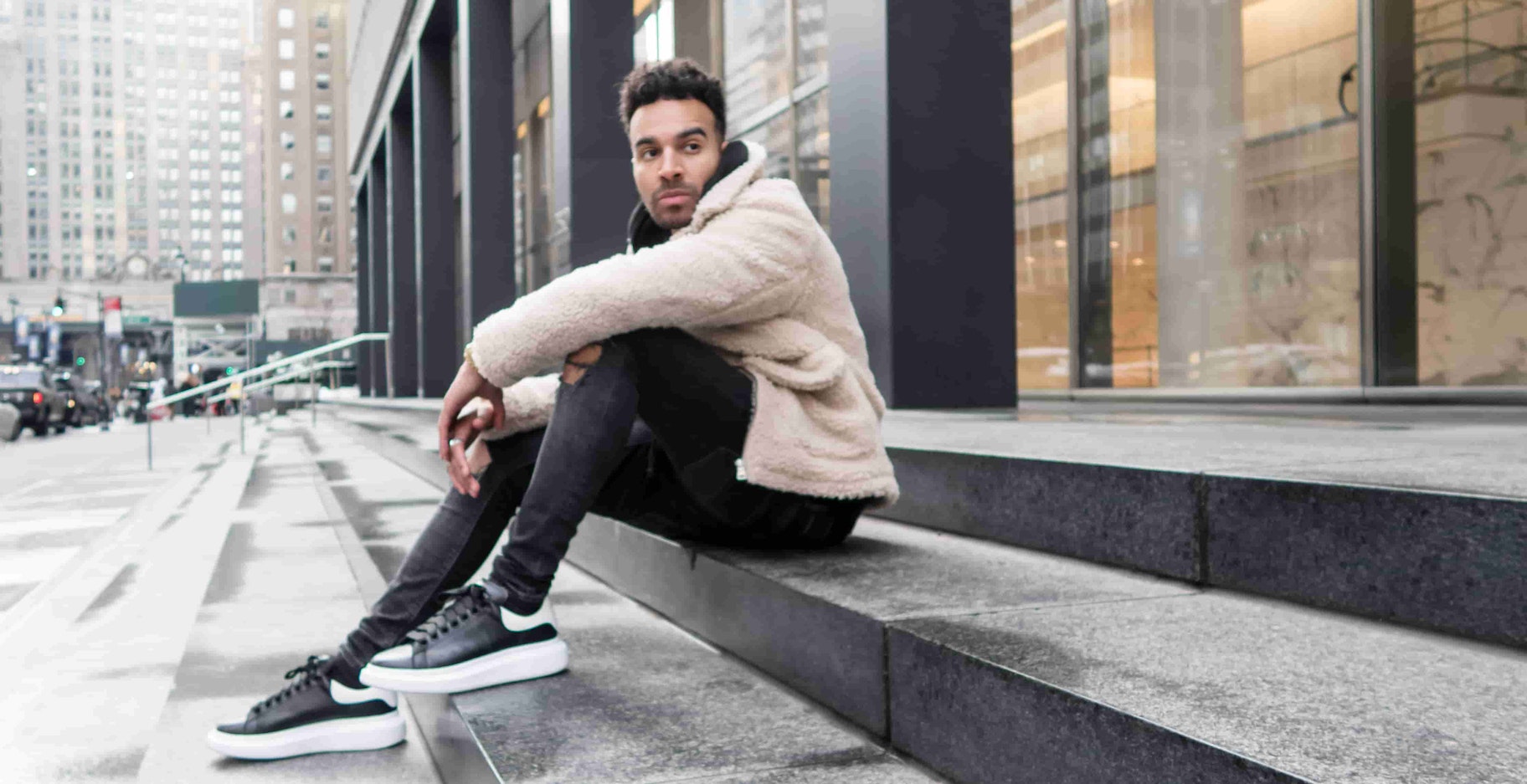 哈里·科尔曼坐在台阶上