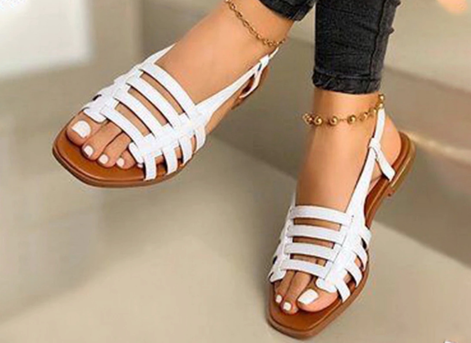 平底凉鞋在时装店有售