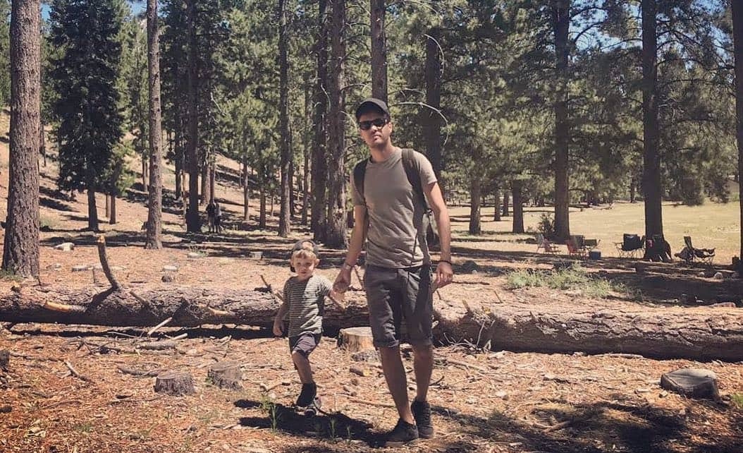 皮埃尔和他儿子在森林里