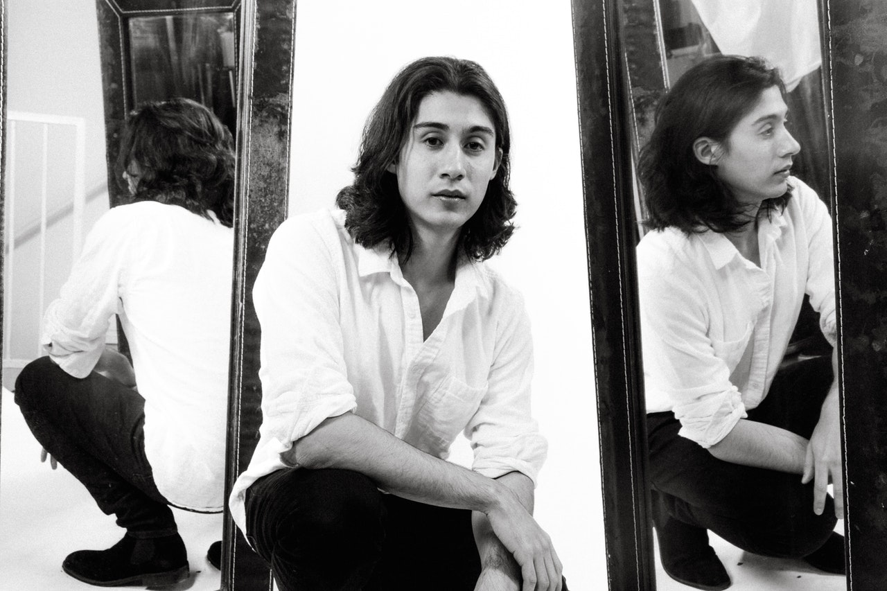 一个男人坐在镜子前