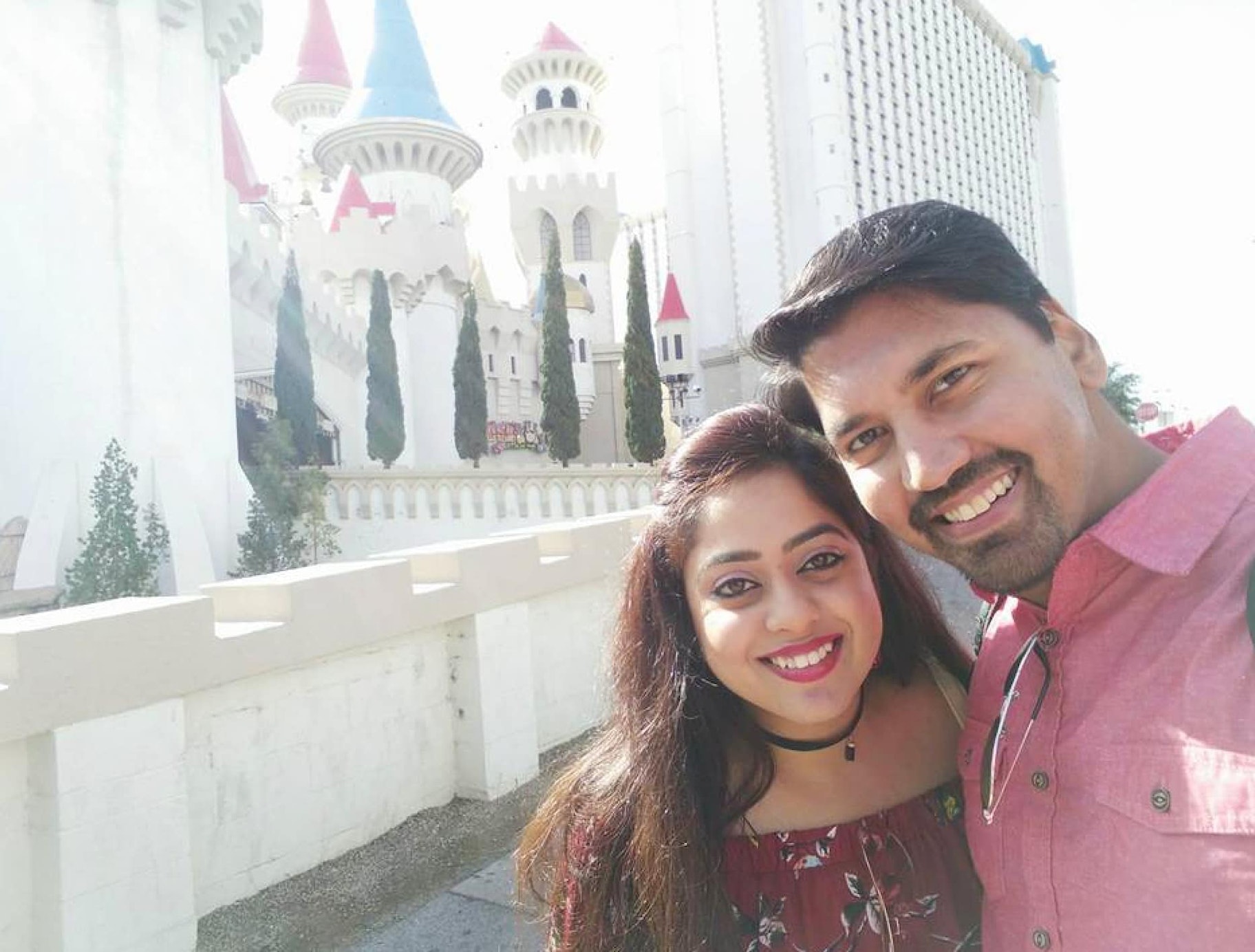 Shishir和Namrata微笑着