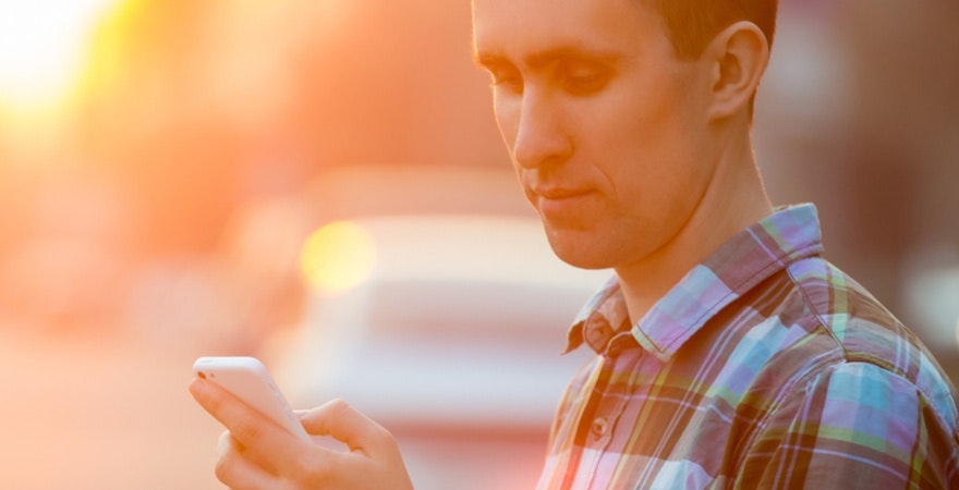 男子看智能手机