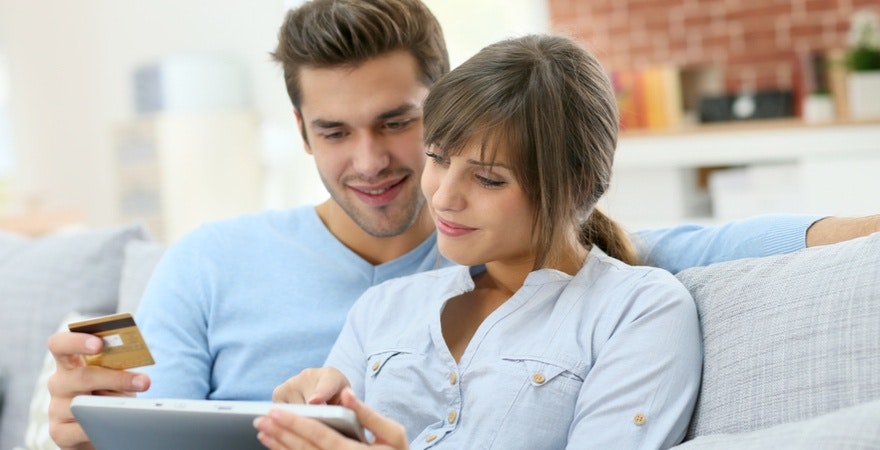 一对情侣用平板电脑网购