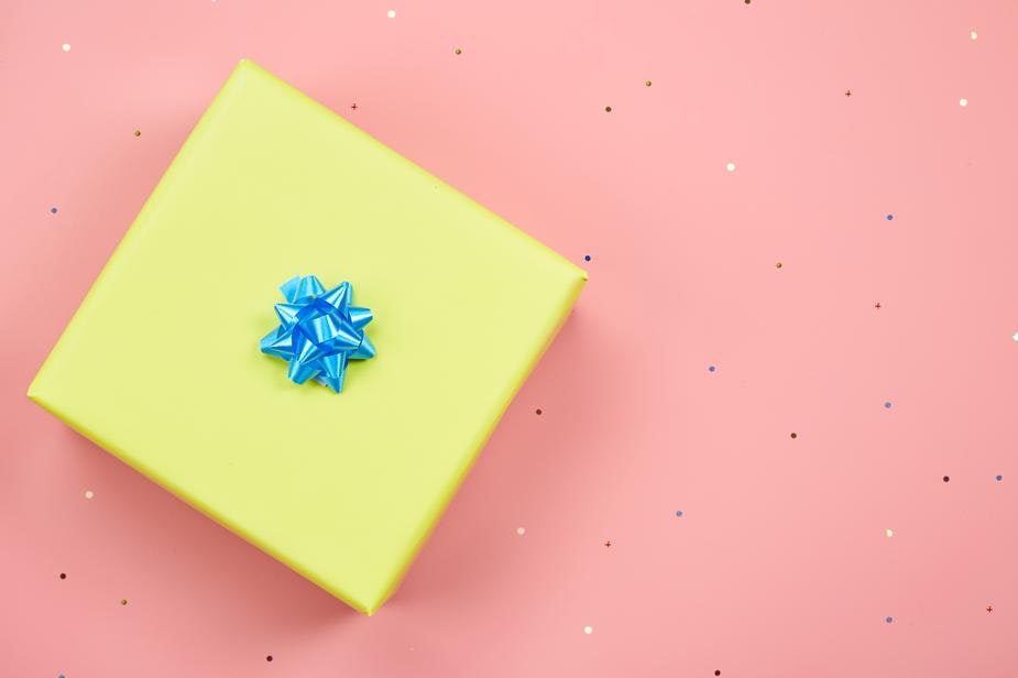 无意中听到的一个镜头，一个用黄纸包装的礼物，还有一个蓝色的蝴蝶结