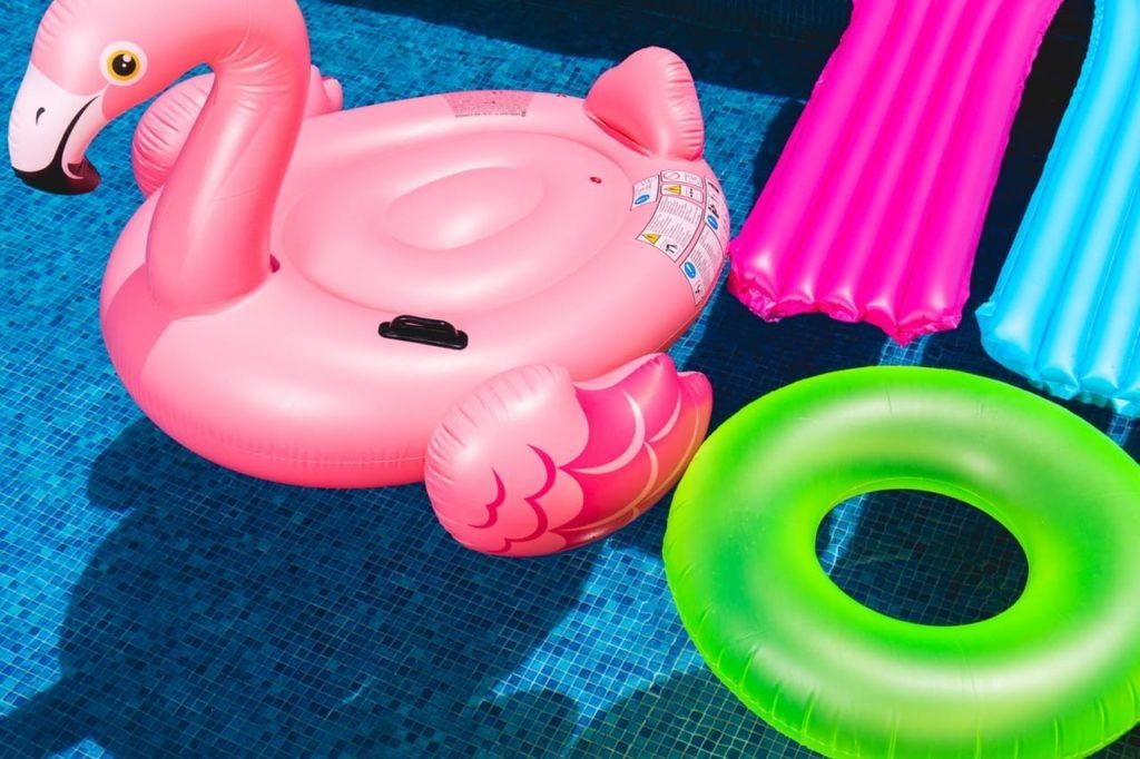 游泳池里漂浮的充气玩具