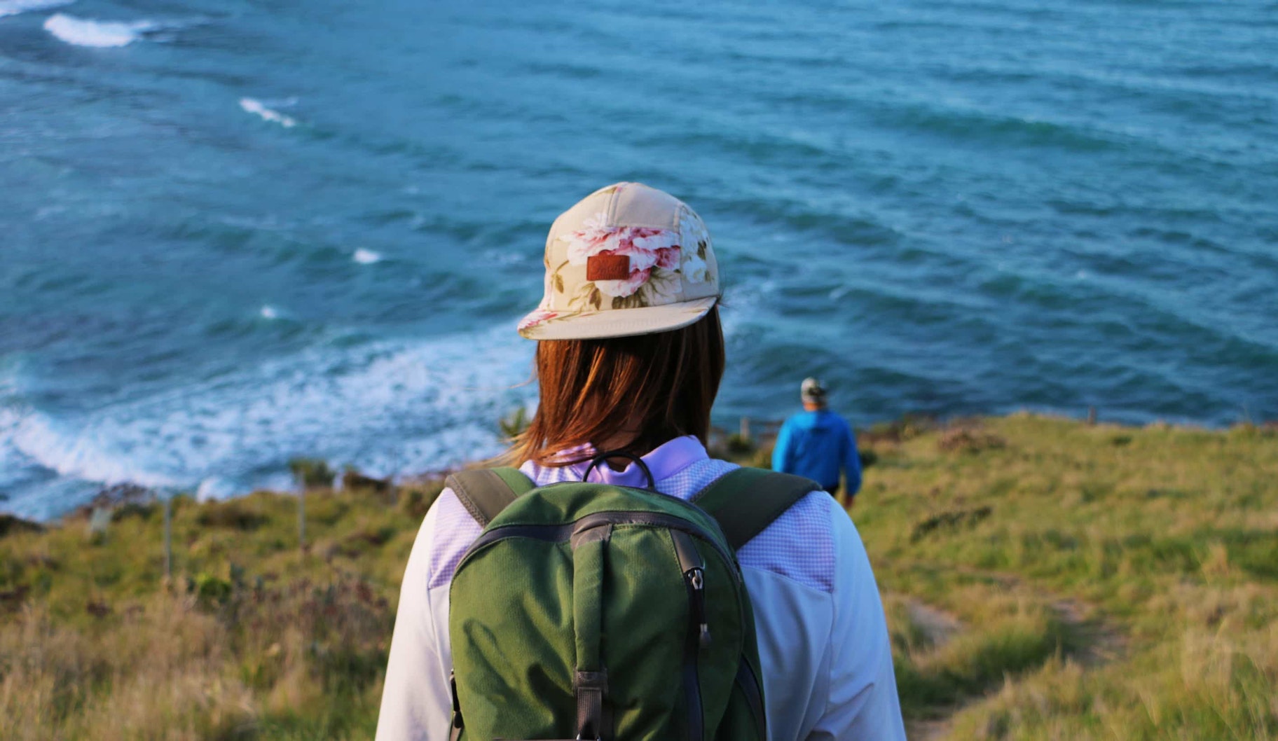 一个戴着斜边帽的女人走向大海