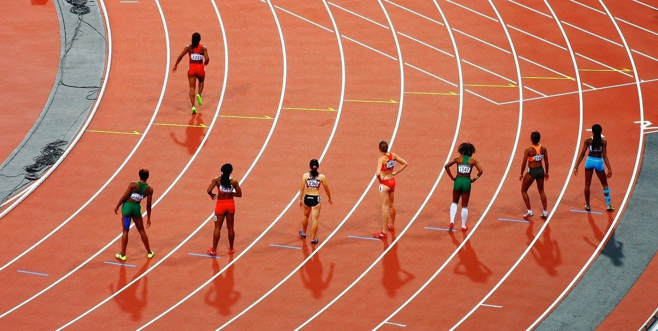 八个运动员准备在跑道上比赛