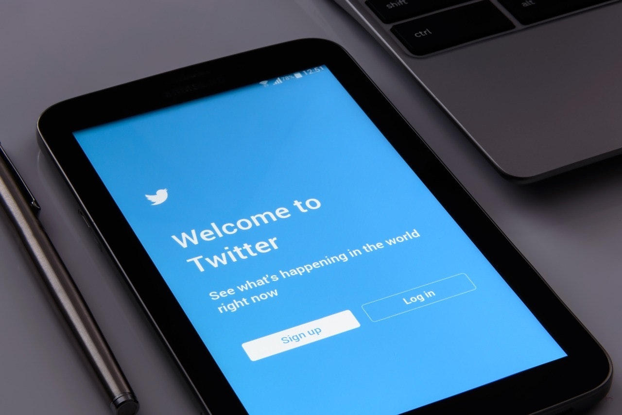Twitter登录页面显示为一种可以在智能手机上使用的社交媒体